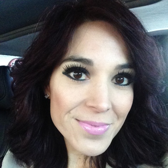 Profile Picture of Lisa Sanchez (@lisah04) on Poshmark