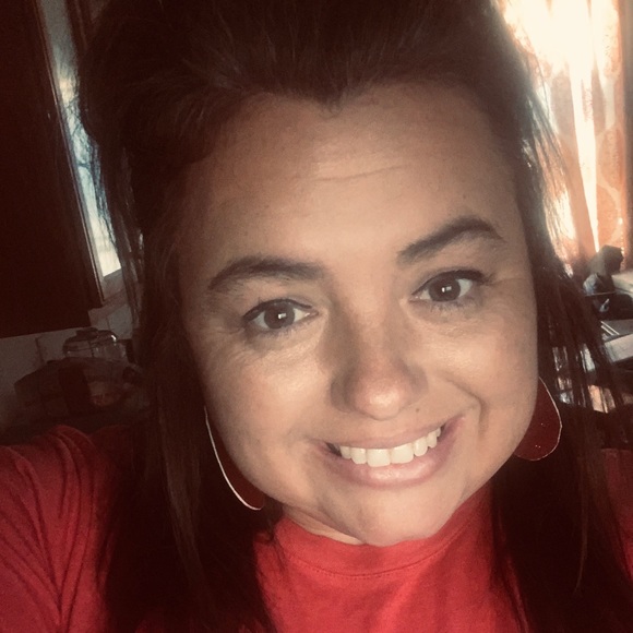 Profile Picture of Andrea Daniels (@anddan2017) on Poshmark