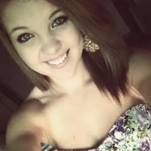 Profile Picture of Rachel Wisneski (@rachwisn) on Poshmark