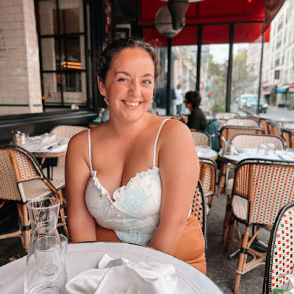 Profile Picture of Danielle Domingus (@ddomingus_) on Poshmark