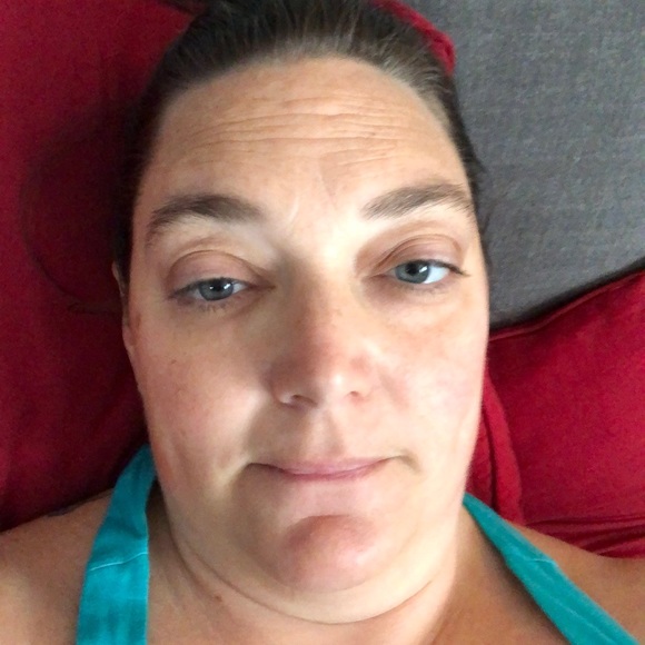 Profile Picture of Julie Arcouette (@juliearcouette) on Poshmark