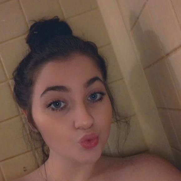 Profile Picture of Taylor Giles (@taylorgiles331) on Poshmark