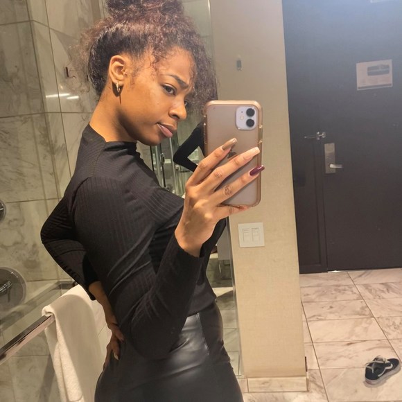 Rosetta Rose - Poshmark Profile Picture of Rosetta Rose (@attesorwhite) on Poshmark