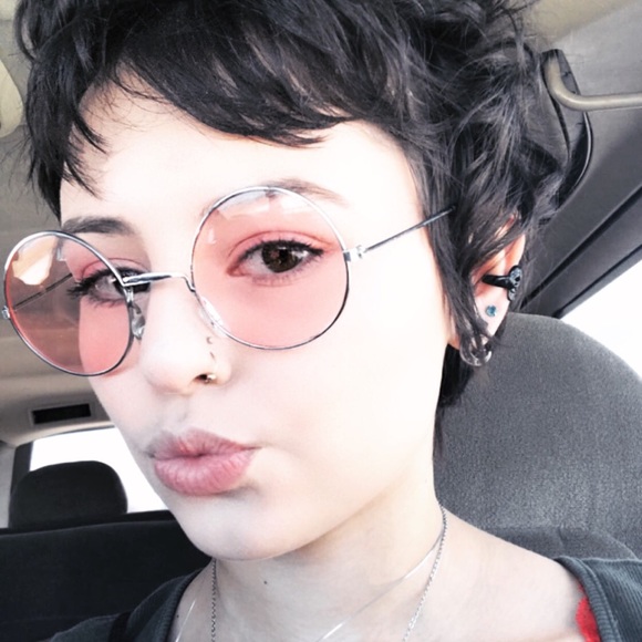 Profile Picture of Shelby Zinchini (@bumblebee747) on Poshmark