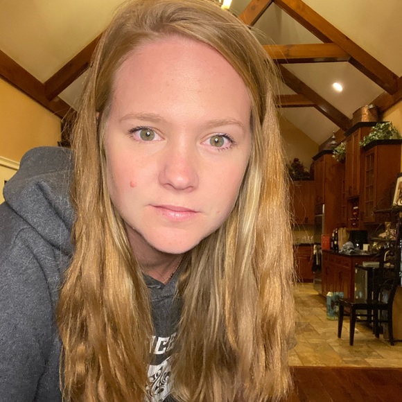 Profile Picture of Atalie Antcliff (@atat28) on Poshmark