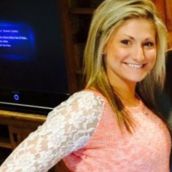 Profile Picture of Leisha Holmes (@leishalaine89) on Poshmark