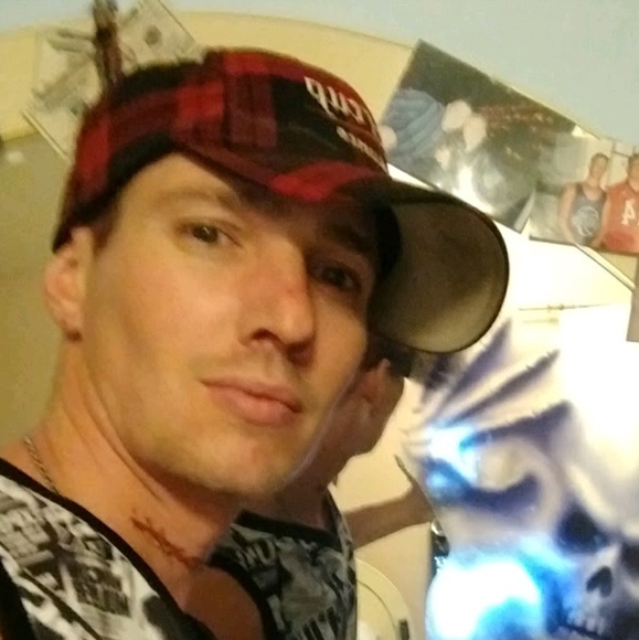 Profile Picture of Kevin Pooler (@kevinpooler) on Poshmark