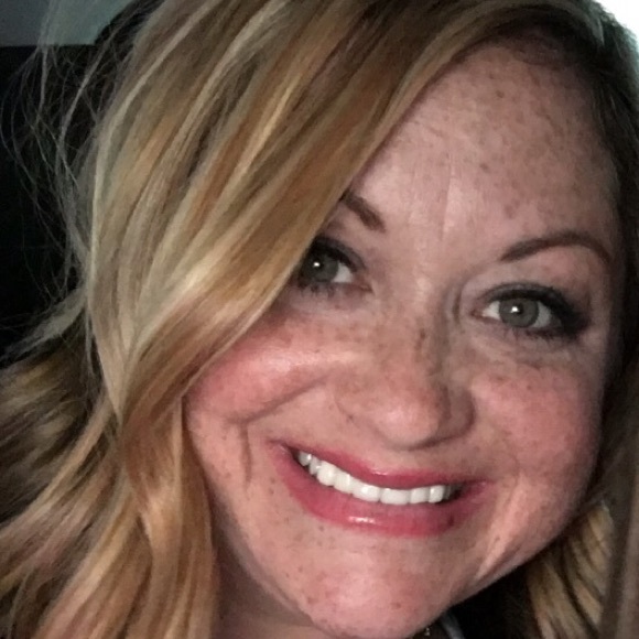 Profile Picture of Angela Finnestad (@angfinn8) on Poshmark