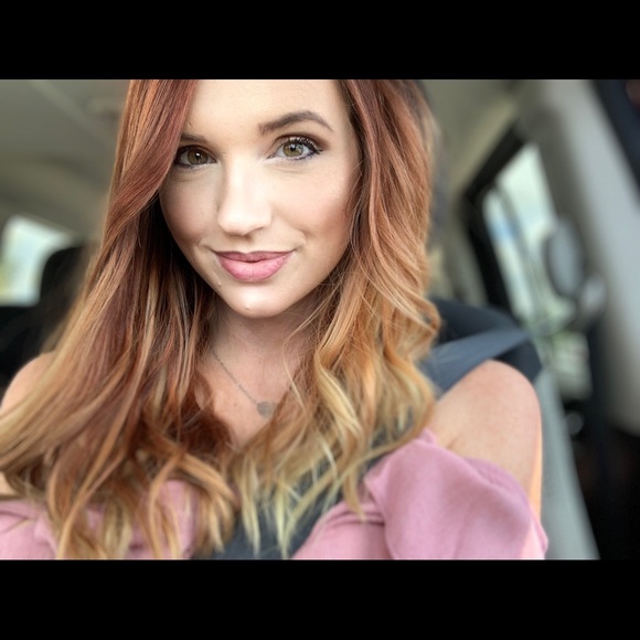 Profile Picture of Chelsea Dottellis (@cdottellis) on Poshmark