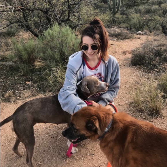 Profile Picture of Lucy Sommer (@lucybsommer8) on Poshmark