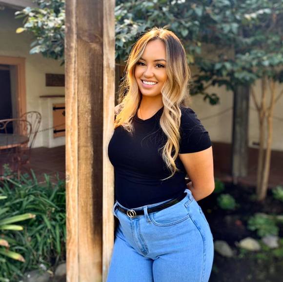 Profile Picture of Brianna Schimelpfening (@bschimelpfening) on Poshmark