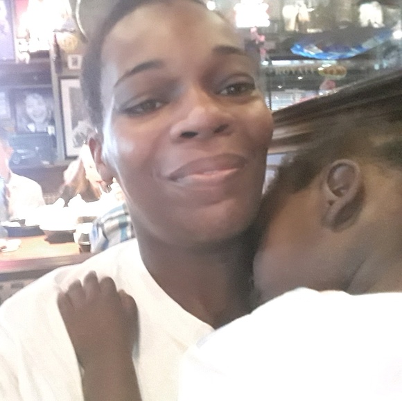 Profile Picture of Joann Hughes (@hugerjoanna) on Poshmark