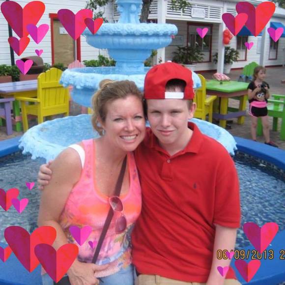 Profile Picture of Amanda Hennessey (@amandamattmindy) on Poshmark