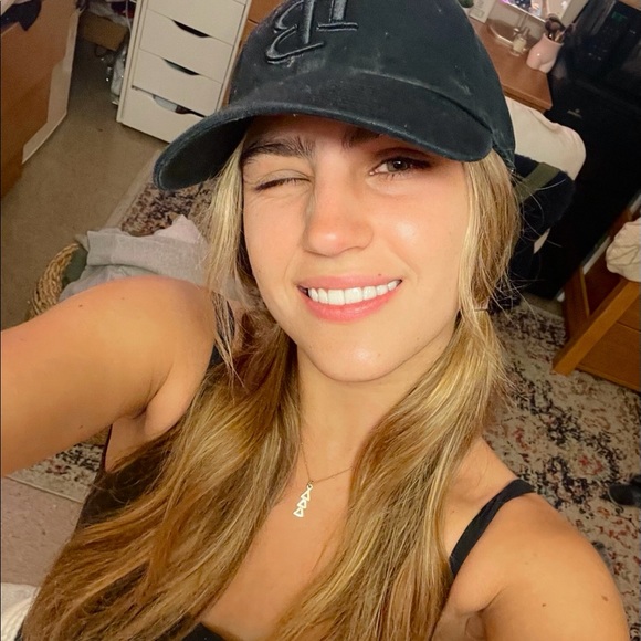 Profile Picture of Julia Olivera (@juliaolivera) on Poshmark