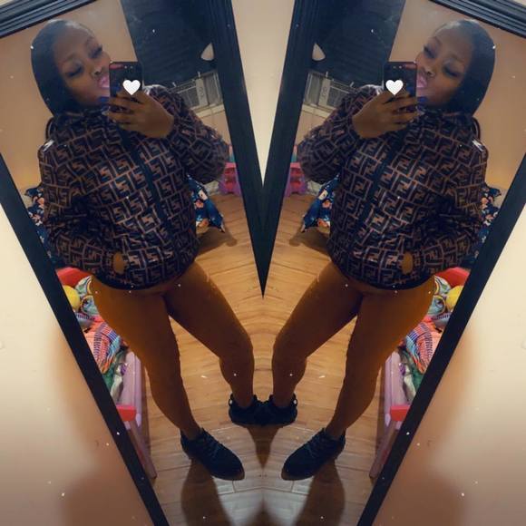 Profile Picture of Dominique Broaden (@d_broaden) on Poshmark