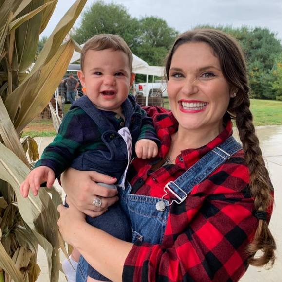 Profile Picture of Joelle Cornett (@joelleloeber) on Poshmark