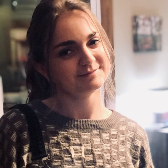 Profile Picture of Ellie Blocker (@ellieb32995) on Poshmark