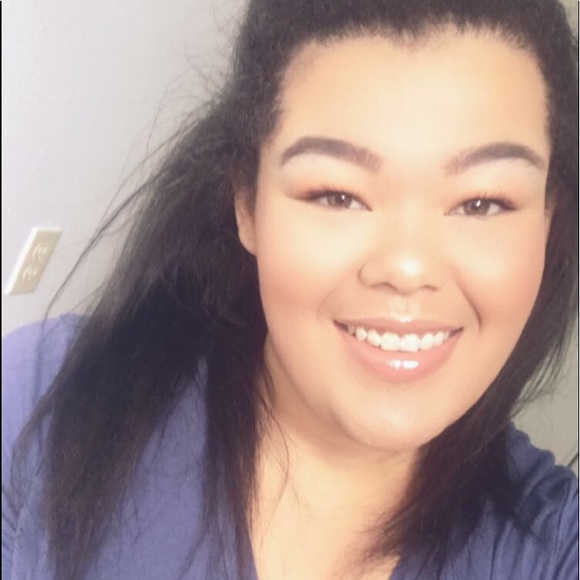 Profile Picture of Brianna Isbell (@briannaisbell) on Poshmark