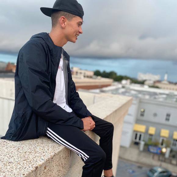 Profile Picture of Dennis Kutsar (@manzyukdennis) on Poshmark