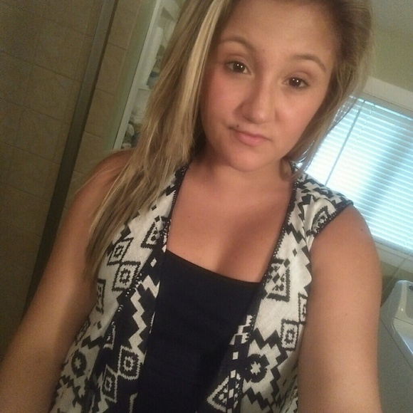 Profile Picture of Allie Pakula (@allie_boo96) on Poshmark