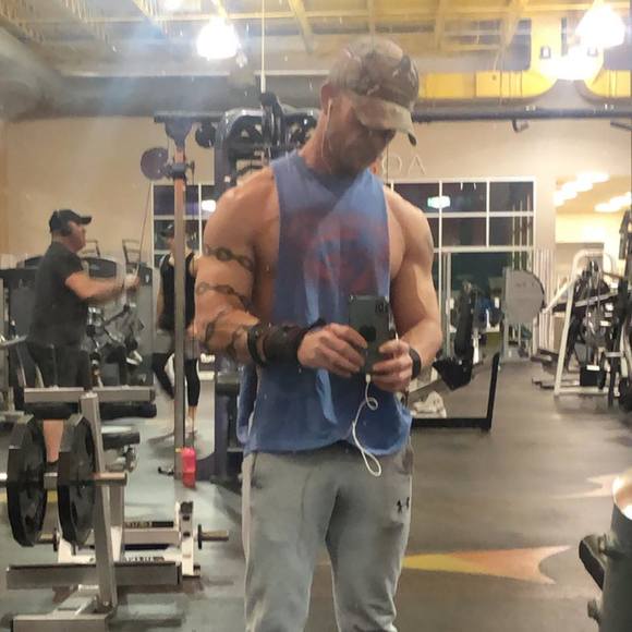 Profile Picture of Robbie Perry (@robbieperry) on Poshmark