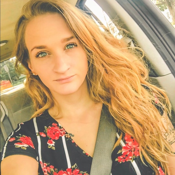 Profile Picture of Carriejo Delaney (@cjmdelaney3) on Poshmark