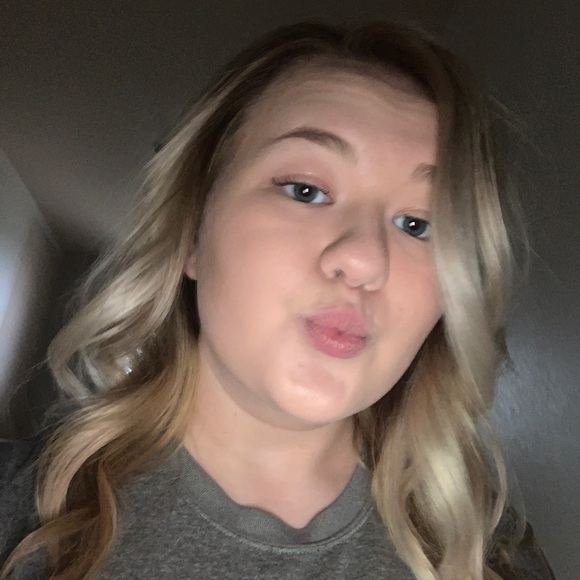 Profile Picture of Katie Wagner (@wagnerkatie2001) on Poshmark