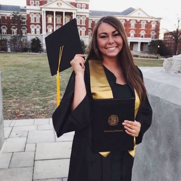 Profile Picture of Ashley Magnotta (@ashleymags56) on Poshmark