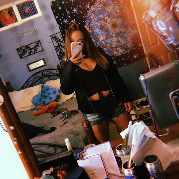 Profile Picture of Kayla Milewski (@kayamonet123) on Poshmark