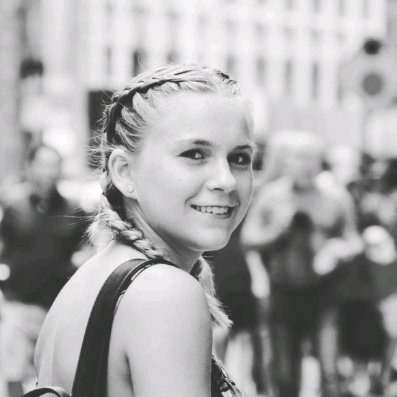 Profile Picture of Cara Liebner (@cara_liebner) on Poshmark