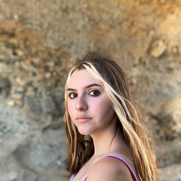 Profile Picture of Elisabeth Rangel (@elisabethrangel) on Poshmark