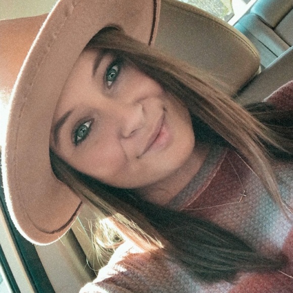 Profile Picture of Dixie Landress (@dmlandress) on Poshmark
