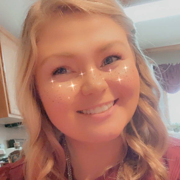 Profile Picture of Leah Hollier (@leahhollier987) on Poshmark