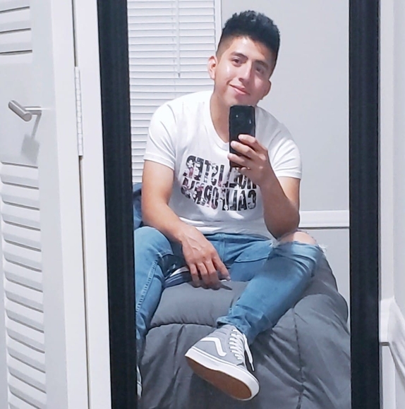 Profile Picture of Alexander Gomez (@alexandergom897) on Poshmark