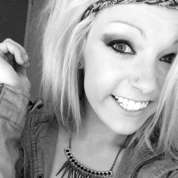 Profile Picture of Emily Eckhoff (@emilyeeckhoff) on Poshmark