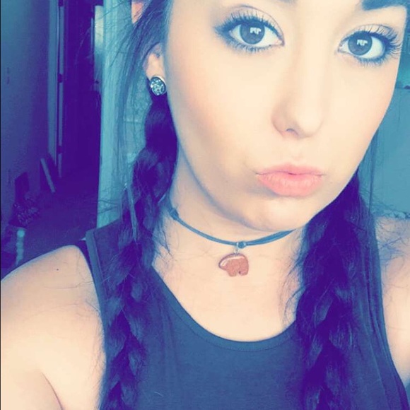 Profile Picture of Lexi Vannatter (@lexiv13) on Poshmark