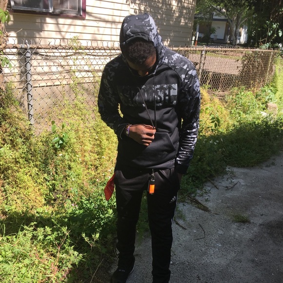 Profile Picture of Derrick Mosby (@derrickmosby90) on Poshmark