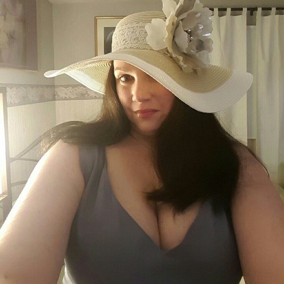 Profile Picture of April Adams (@curleeq311) on Poshmark