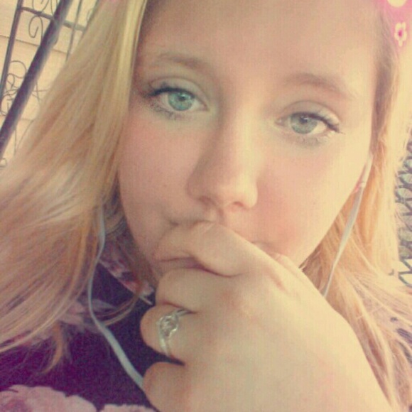 Profile Picture of Taylor Elgin (@fancytay04) on Poshmark