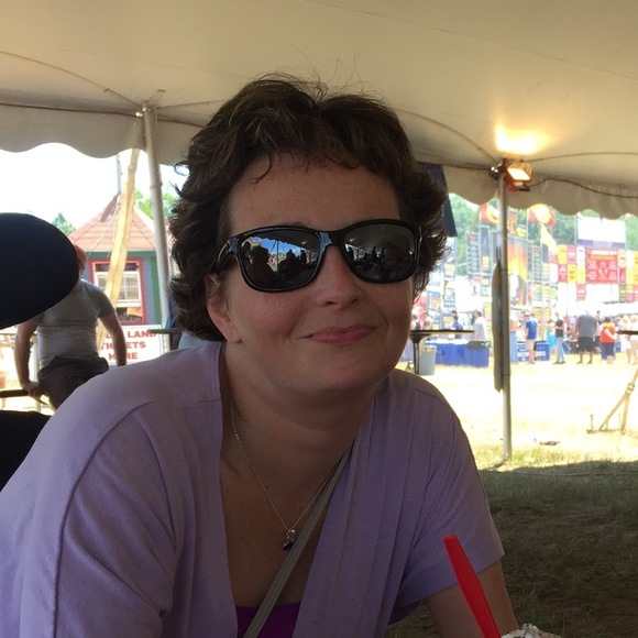 Profile Picture of Jennifer Dominick (@blueskies2397) on Poshmark