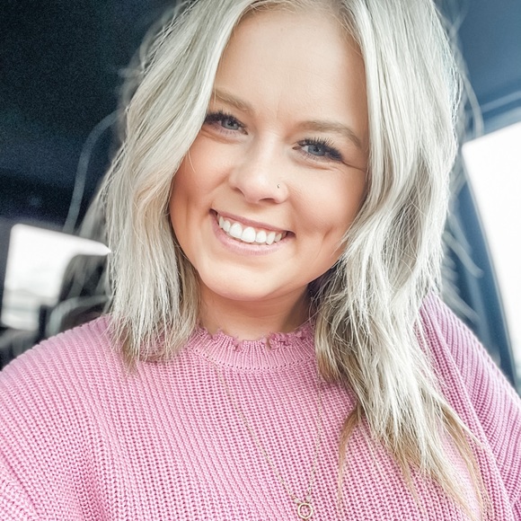 Profile Picture of Carli Grayson (@carlia1995) on Poshmark