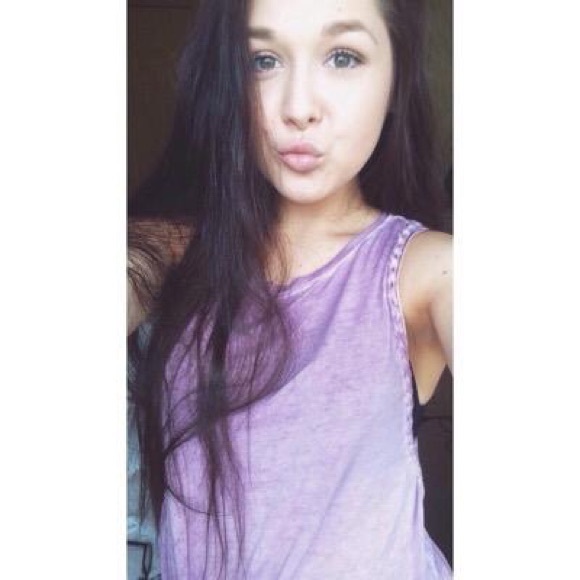 Profile Picture of Mikaela Hannigan (@mikaelahann) on Poshmark