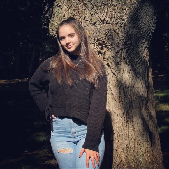 Profile Picture of Jennifer Reiser (@dove1102) on Poshmark