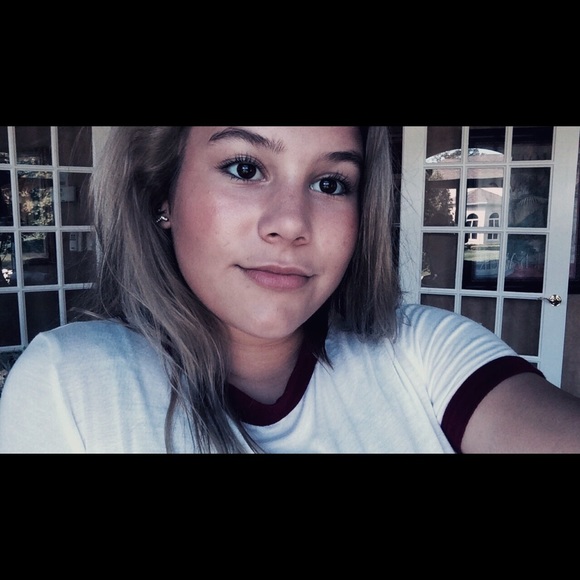 Profile Picture of Nikki Dosil (@nikkidosil) on Poshmark