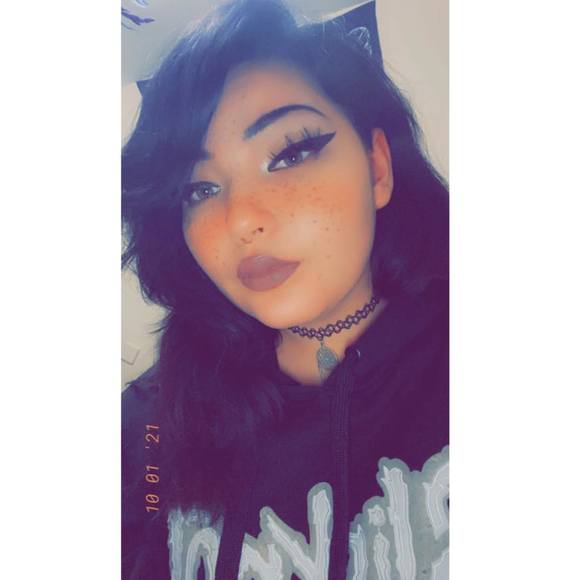 Profile Picture of Cassidy Pierce (@cassidypierc685) on Poshmark