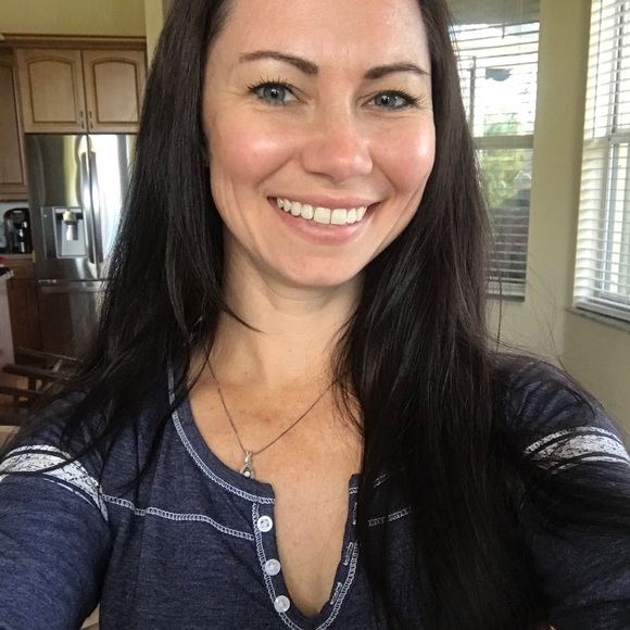 Profile Picture of Amanda Chambers (@countryred79) on Poshmark