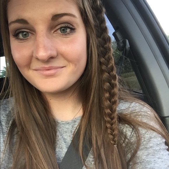 Profile Picture of Hannah Gloden (@hannahgloden) on Poshmark