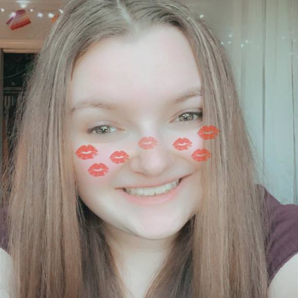 Profile Picture of Haley Stokes (@haleystokesxx) on Poshmark