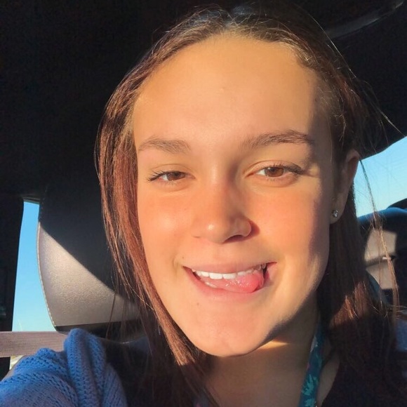 Profile Picture of Elainy Struckmann (@elainys) on Poshmark