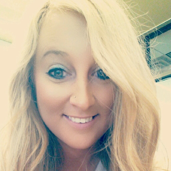 Profile Picture of Elizabeth Dreier (@eadreier) on Poshmark